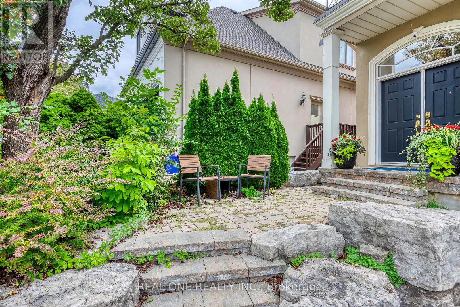 2278 Woodfield Road, Oakville, Ontario  L6H 6Y8 - Photo 2 - W13783848