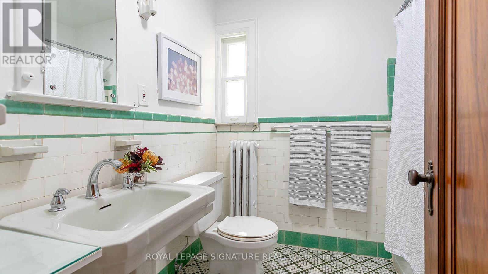 Main - 63 Braemore Gardens, Toronto, Ontario  M6G 2C7 - Photo 9 - C13784300