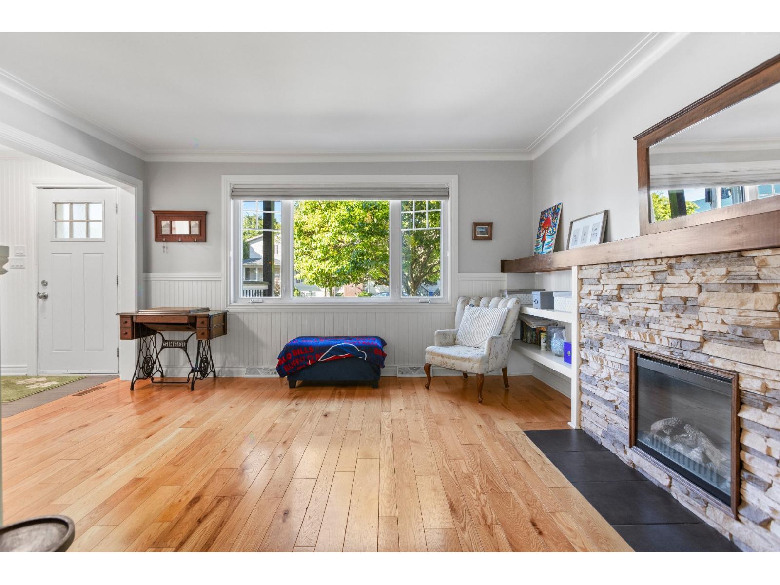 109 Av. de la Baie-de-Valois Pointe-Claire Quebec Canada H9R4B8 3