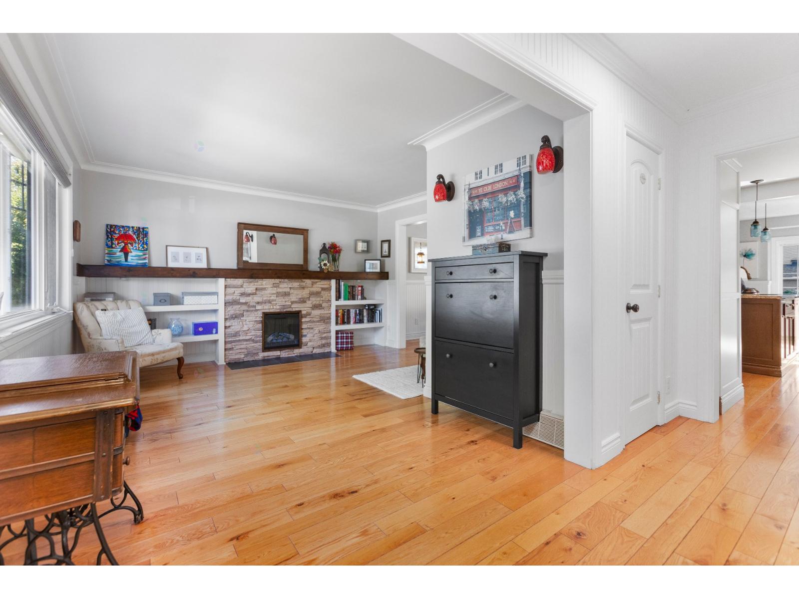 109 Av. de la Baie-de-Valois Pointe-Claire Quebec Canada H9R4B8 5