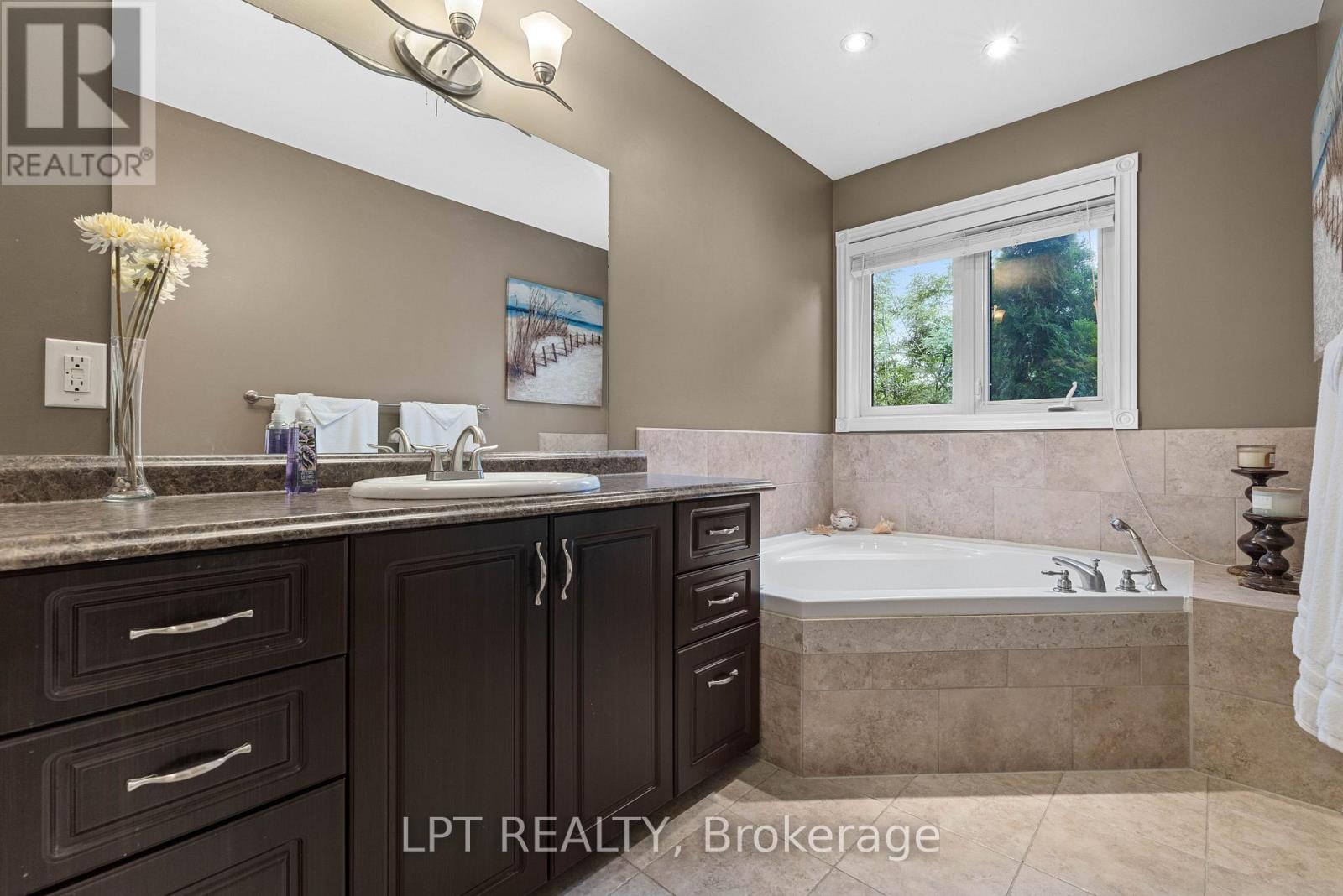 2 Birch Knoll Road, Georgina, Ontario  L0E 1R0 - Photo 20 - N13705454