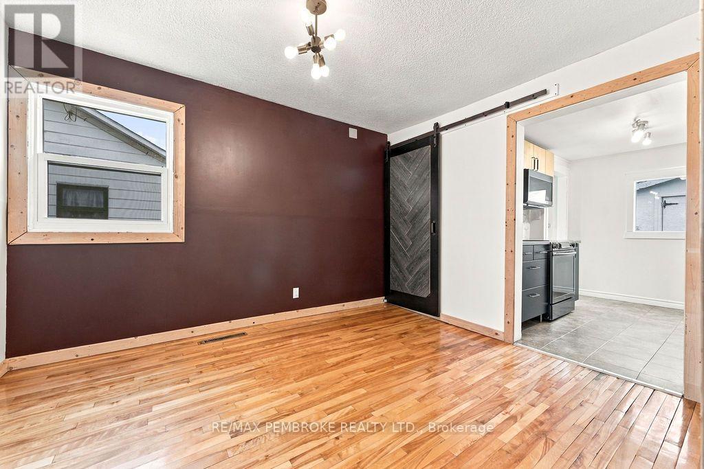 14 Summit Street, Deep River, Ontario  K0J 1P0 - Photo 17 - X13730488