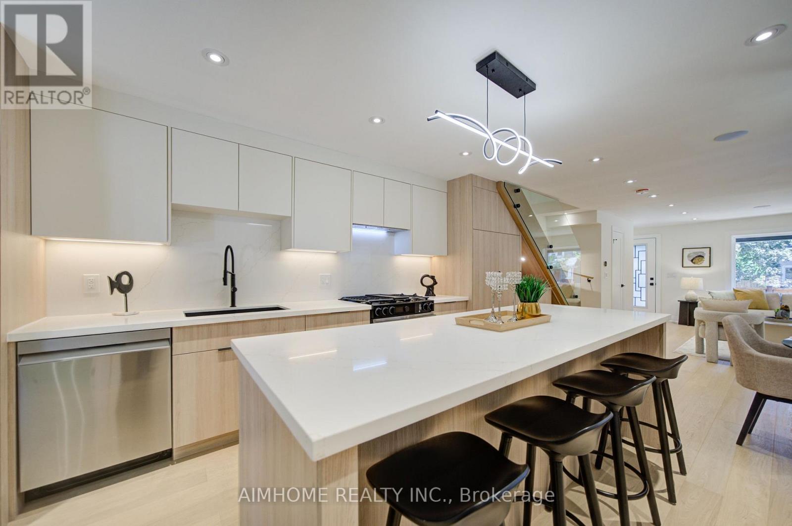 110 Bastedo Avenue, Toronto, Ontario  M4C 3N1 - Photo 17 - E13789740