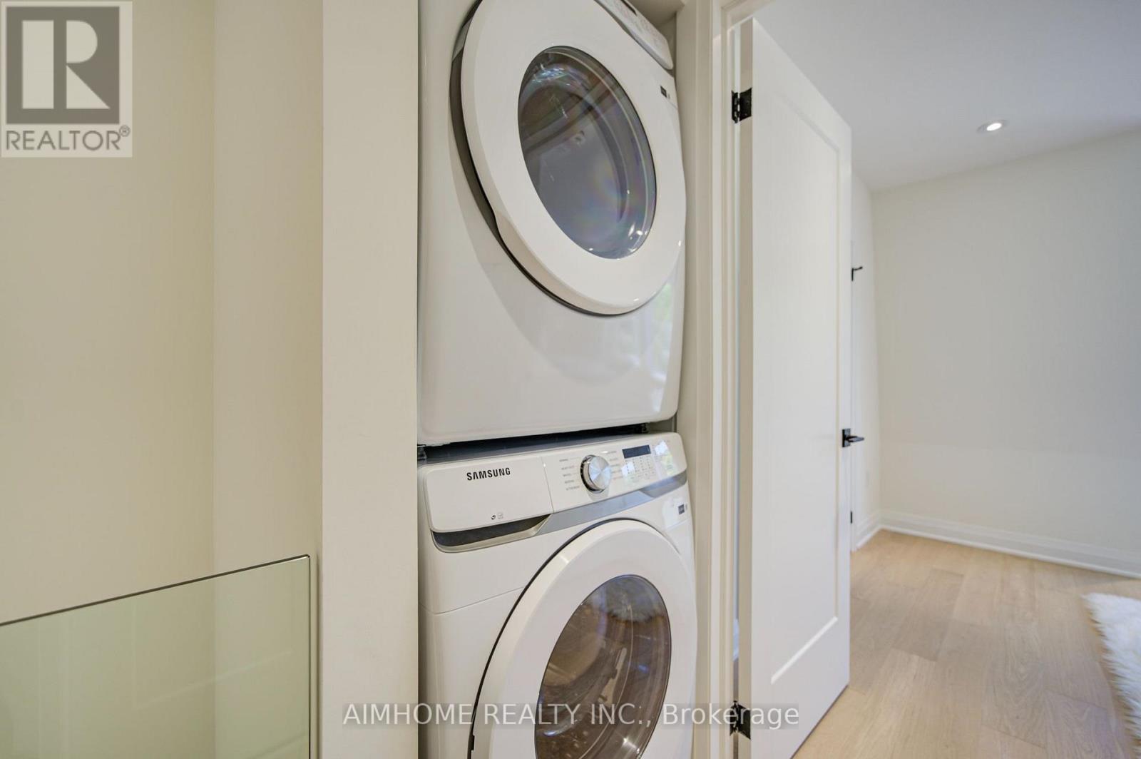 110 Bastedo Avenue, Toronto, Ontario  M4C 3N1 - Photo 24 - E13789740