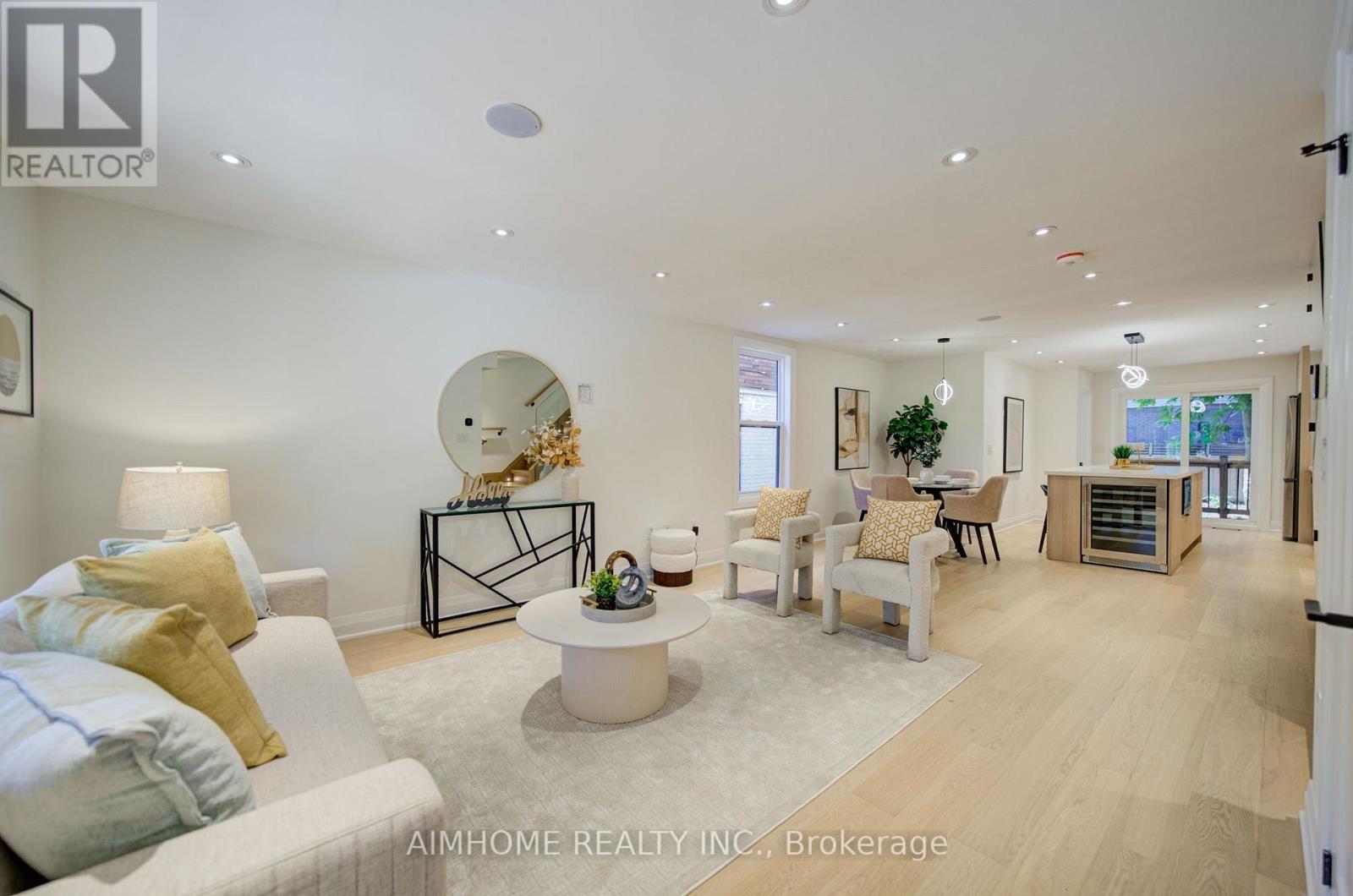 110 Bastedo Avenue, Toronto, Ontario  M4C 3N1 - Photo 4 - E13789740