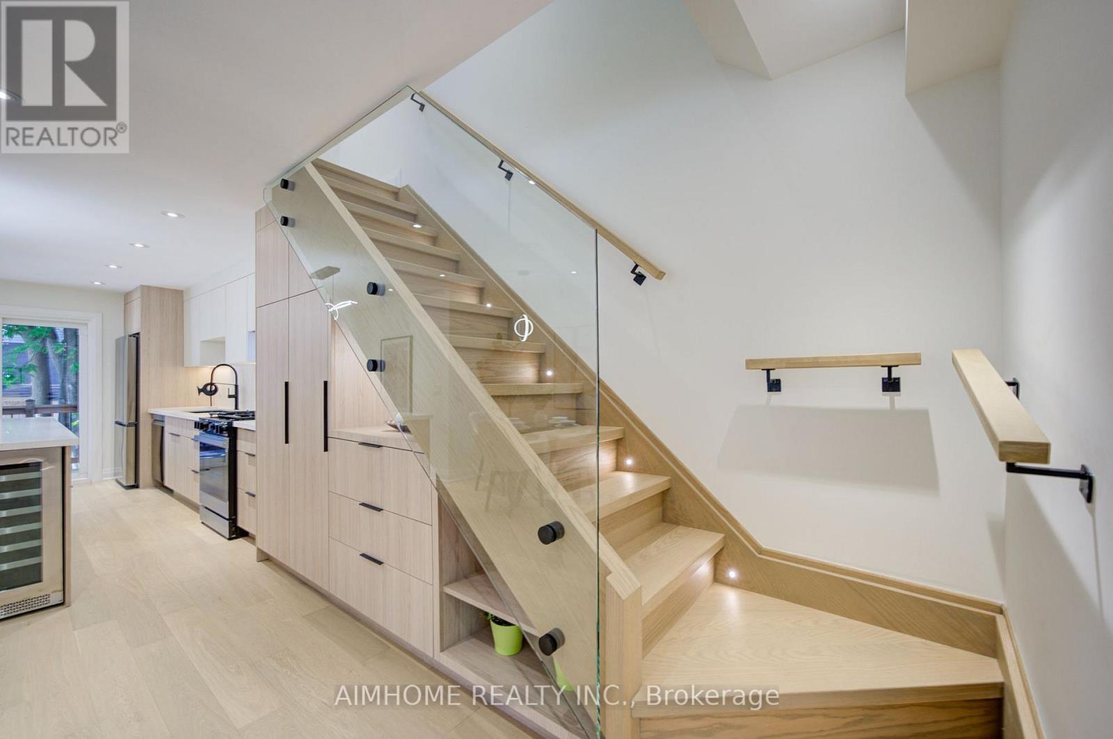 110 Bastedo Avenue, Toronto, Ontario  M4C 3N1 - Photo 9 - E13789740
