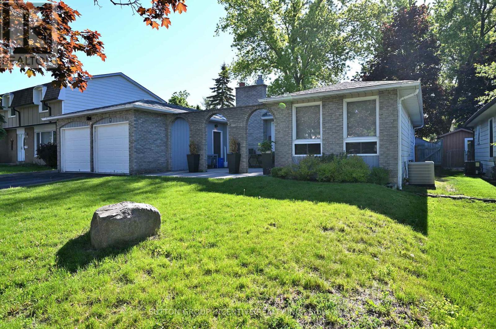 7 Huron Street, Barrie (North Shore), Ontario  L4M 5H2 - Photo 2 - S13789628