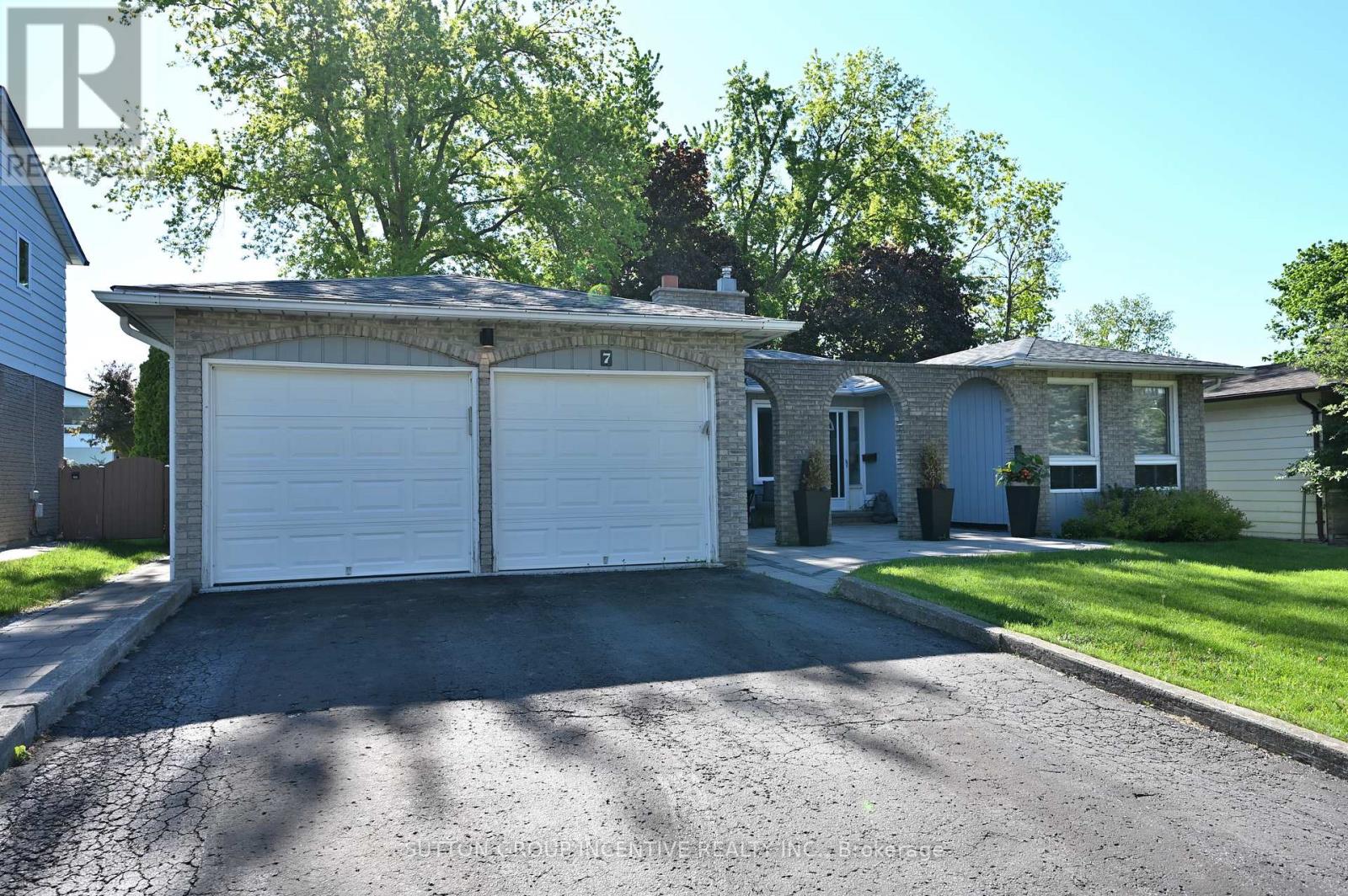 7 Huron Street, Barrie (North Shore), Ontario  L4M 5H2 - Photo 3 - S13789628