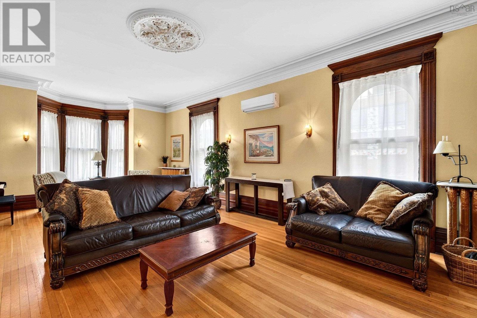 5691 Inglis Street photo 10
