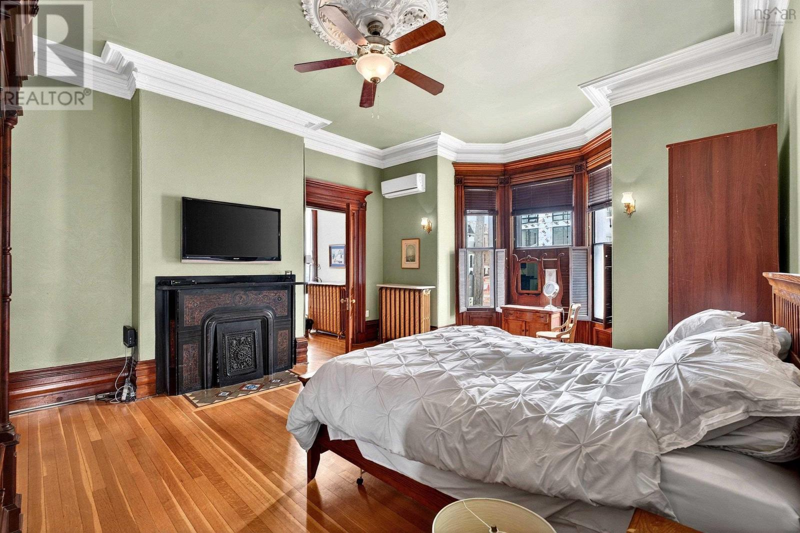 5691 Inglis Street photo 24