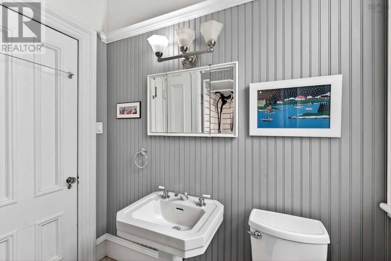 5691 Inglis Street photo 30
