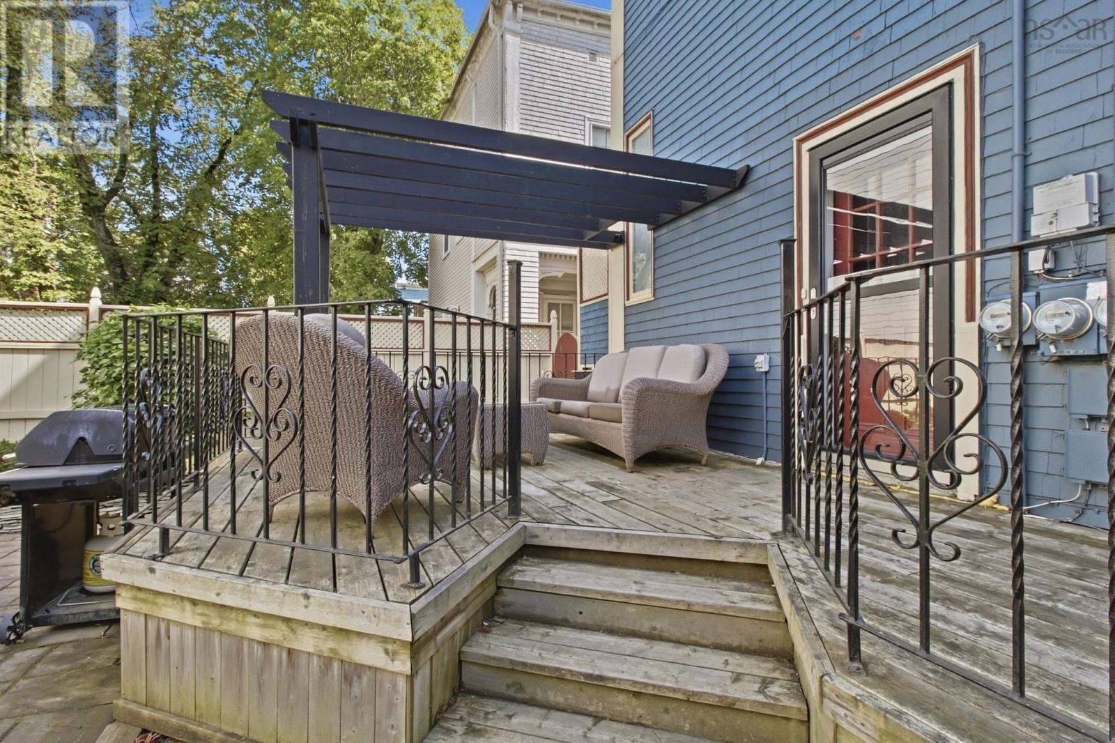5691 Inglis Street photo 3