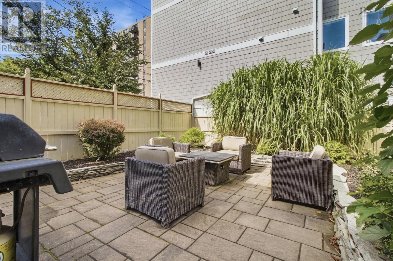 5691 Inglis Street photo 32