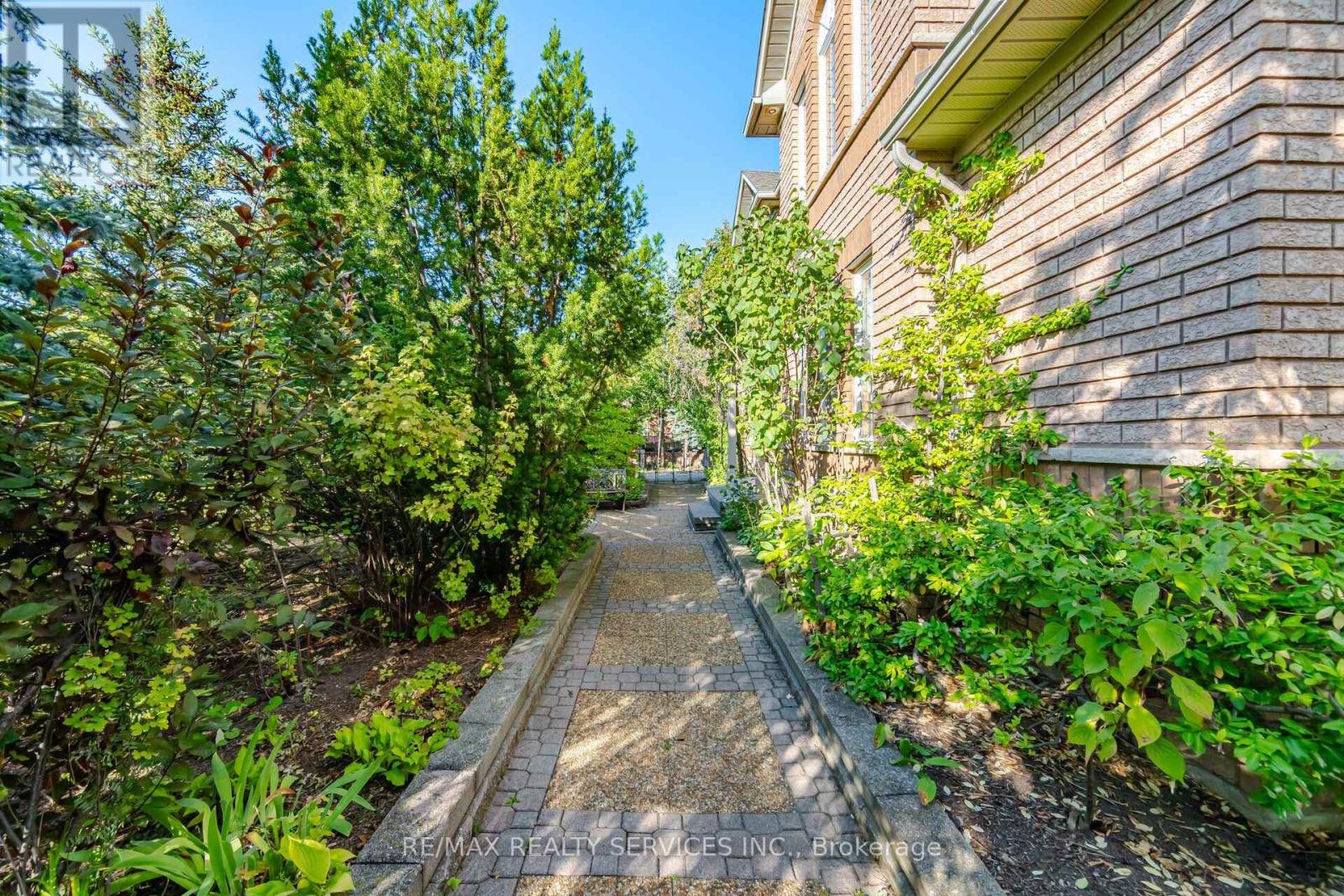 8 Riverbank Road, Brampton, Ontario  L6R 2H6 - Photo 2 - W13789744