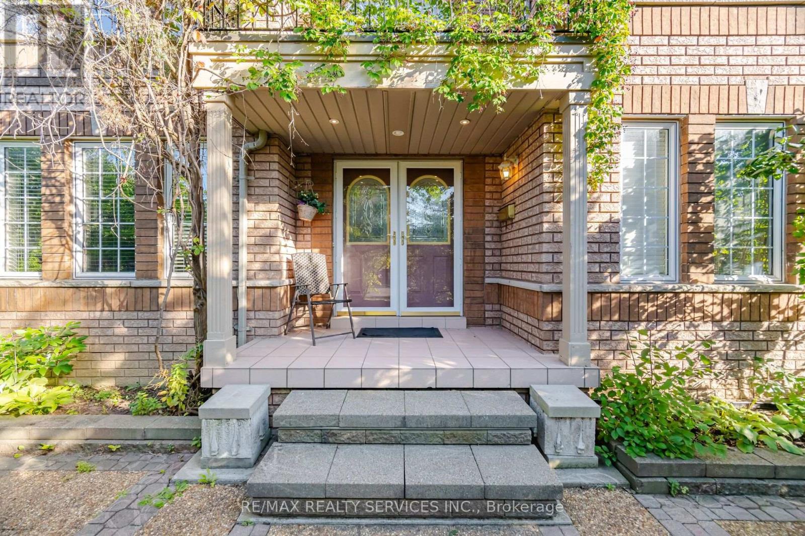 8 Riverbank Road, Brampton, Ontario  L6R 2H6 - Photo 4 - W13789744