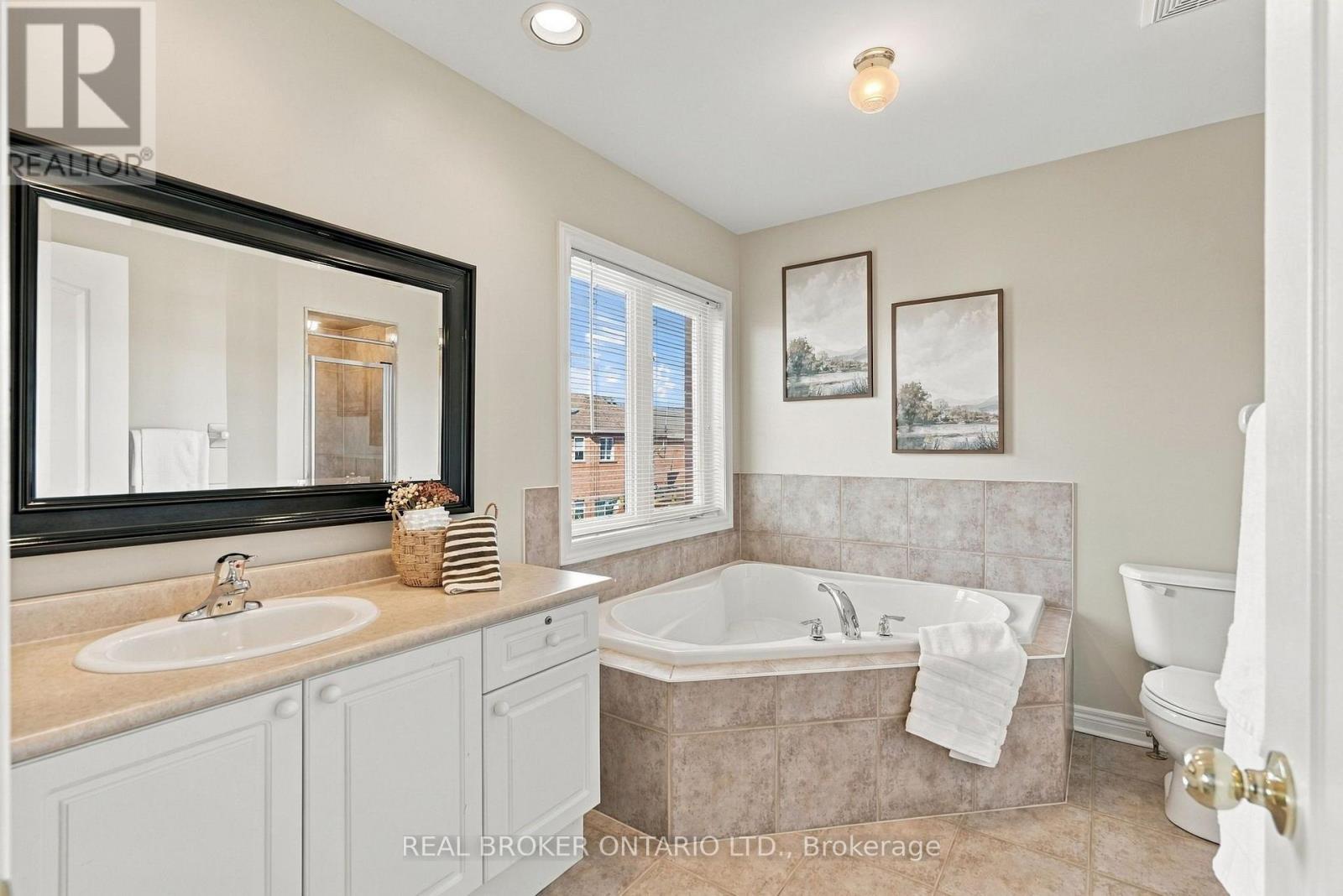 621 Society Crescent, Newmarket (Summerhill Estates), Ontario  L3X 2V8 - Photo 35 - N13789888