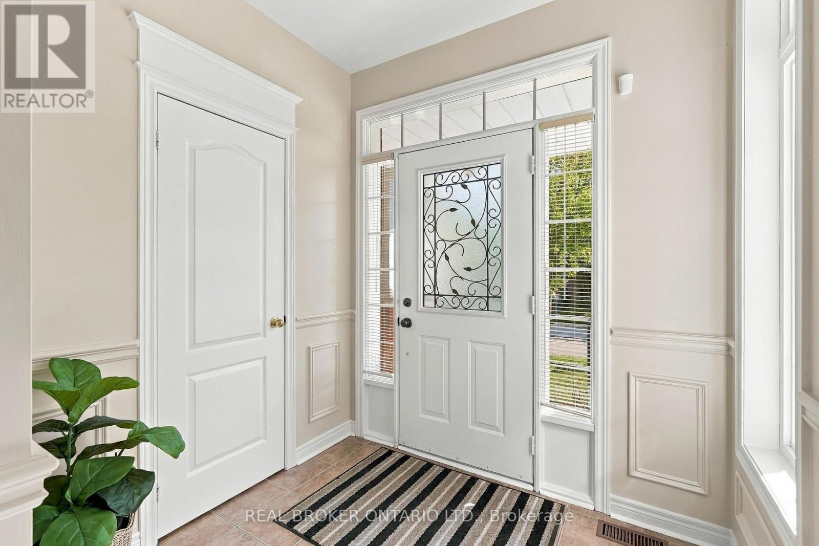 621 Society Crescent, Newmarket (Summerhill Estates), Ontario  L3X 2V8 - Photo 4 - N13789888