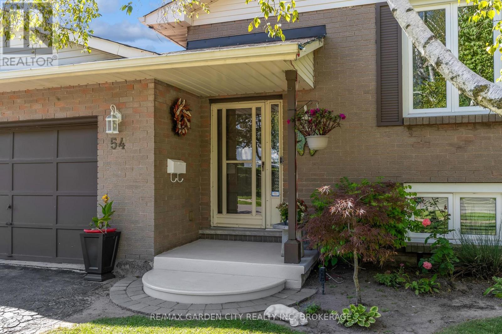 54 Crestcombe Road, St. Catharines, Ontario  L2S 2J4 - Photo 2 - X13786952