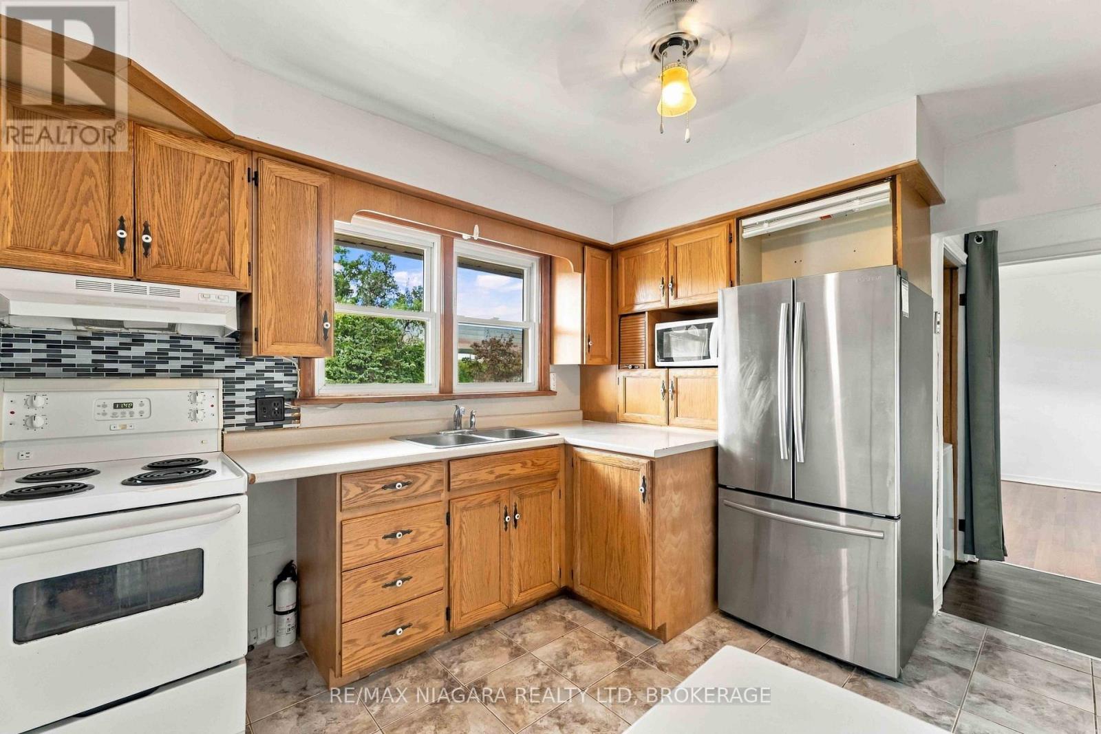 29 Glengarry Road, St. Catharines, Ontario  L2T 2T9 - Photo 9 - X13790424