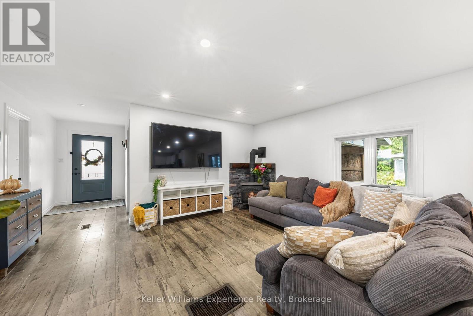 5691 Penetanguishene Road, Springwater, Ontario  L0L 1P0 - Photo 12 - S13789966