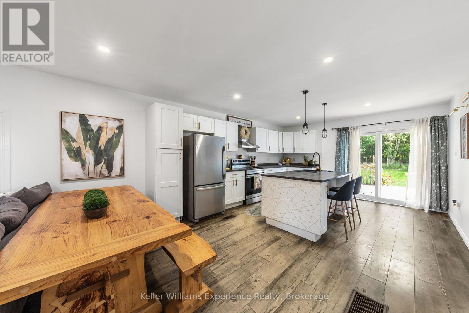 5691 Penetanguishene Road, Springwater, Ontario  L0L 1P0 - Photo 15 - S13789966