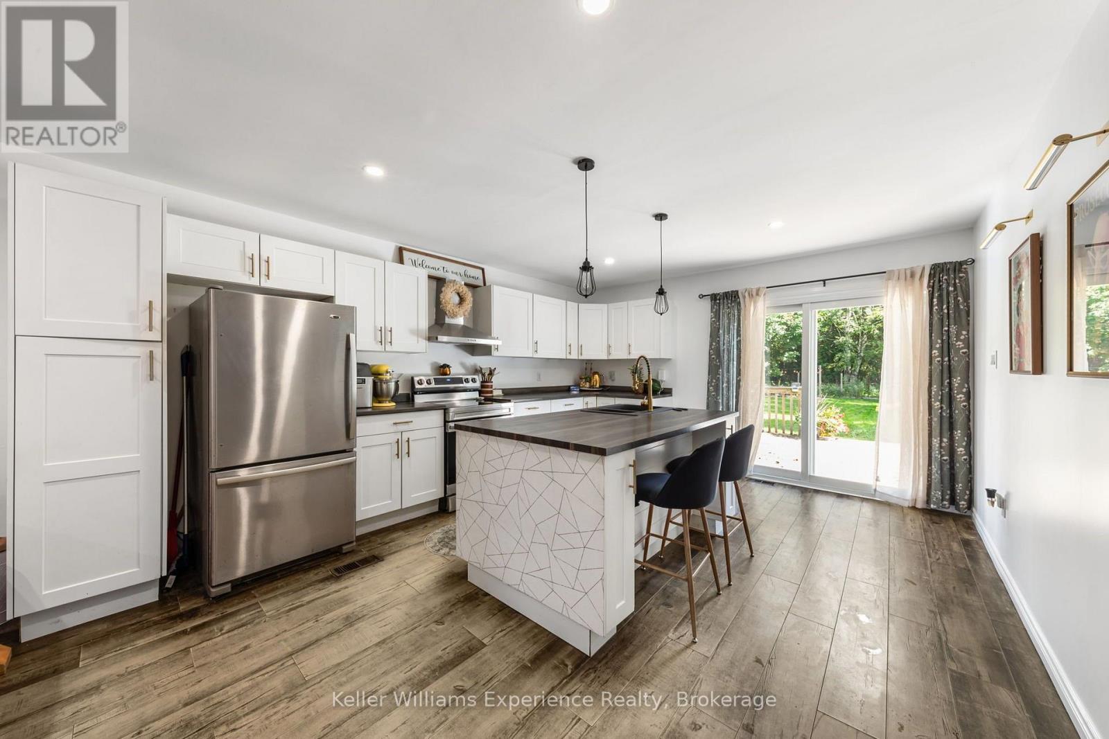 5691 Penetanguishene Road, Springwater, Ontario  L0L 1P0 - Photo 16 - S13789966