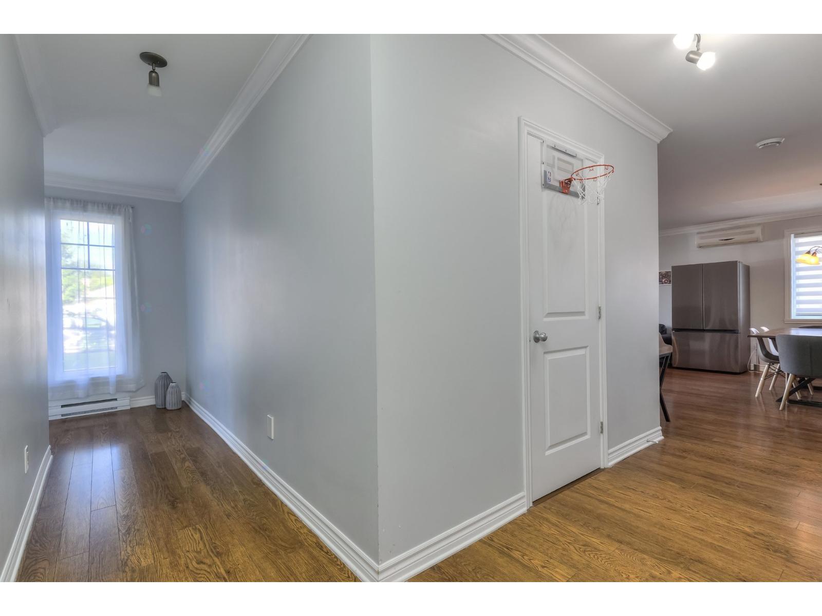 1389 Rue Centrale Sainte-Catherine Quebec Canada J5C1G5 3