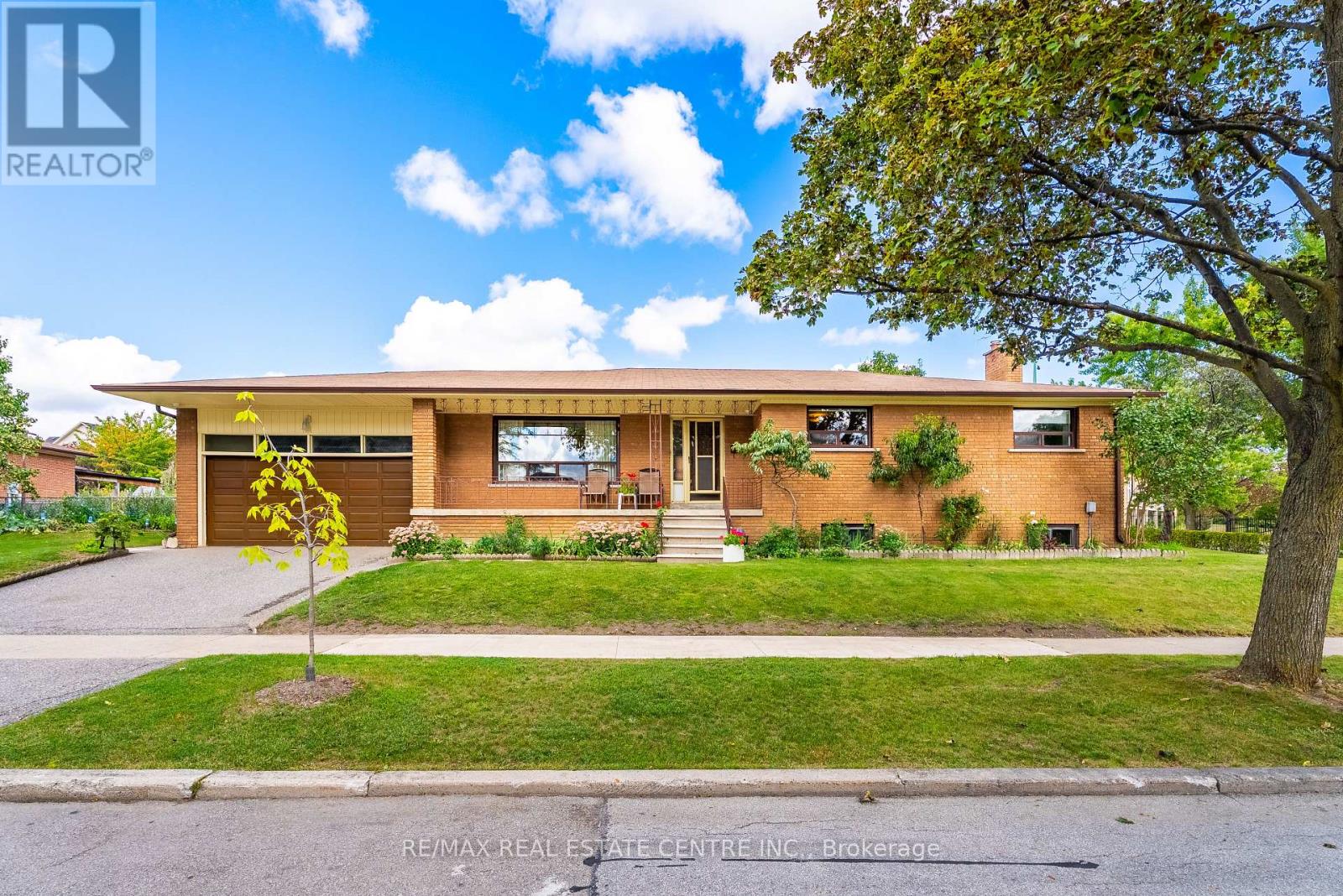 4 Dunreo Drive, Toronto (Downsview-Roding-Cfb), Ontario  M3L 2E9 - Photo 2 - W13790016