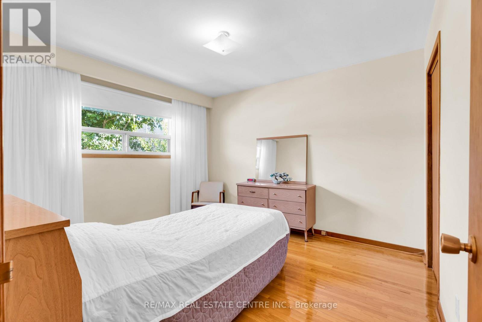 4 Dunreo Drive, Toronto (Downsview-Roding-Cfb), Ontario  M3L 2E9 - Photo 24 - W13790016