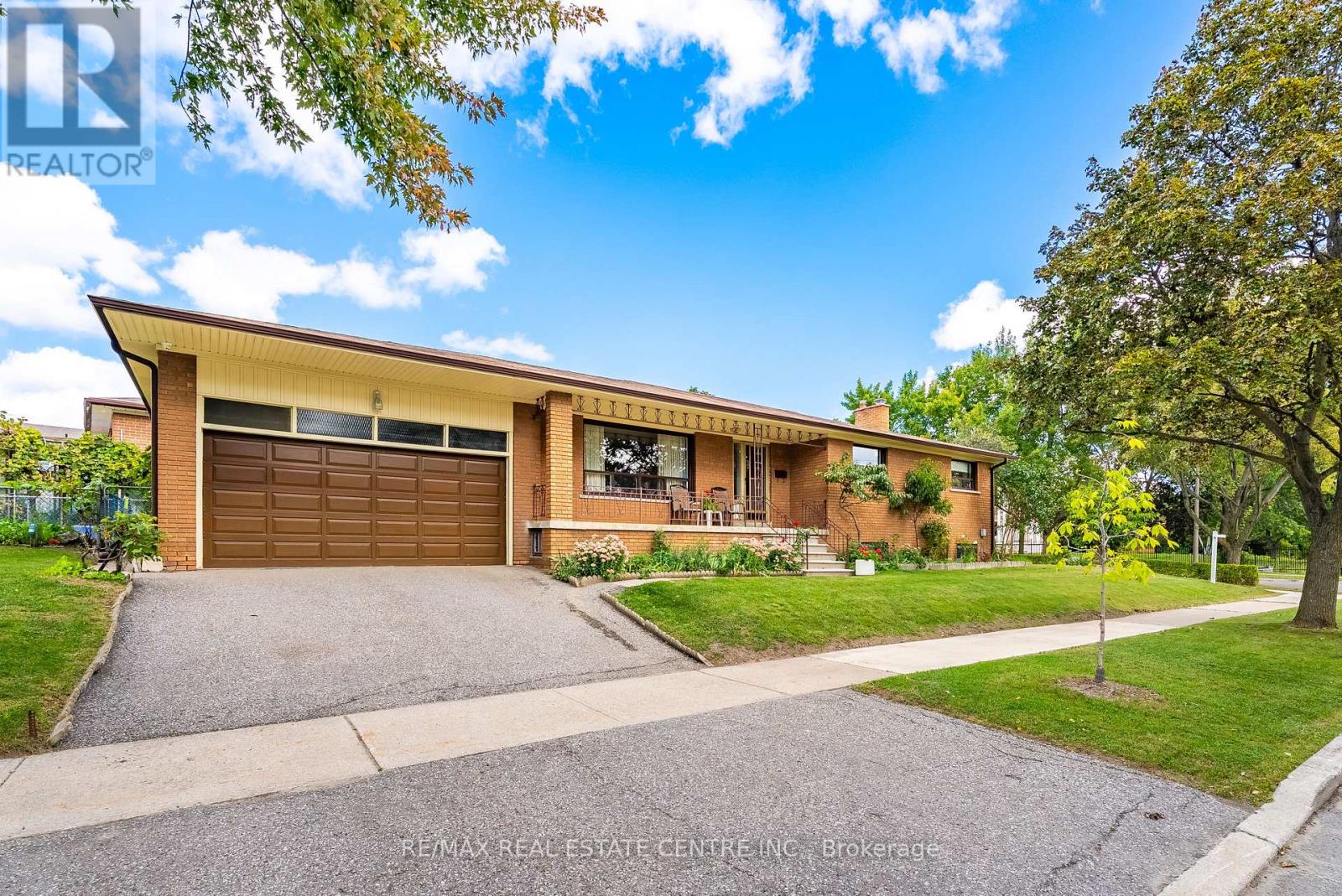 4 Dunreo Drive, Toronto (Downsview-Roding-Cfb), Ontario  M3L 2E9 - Photo 3 - W13790016