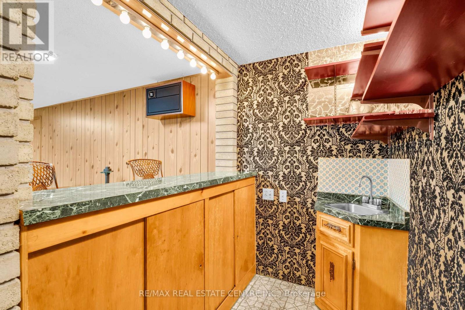 4 Dunreo Drive, Toronto (Downsview-Roding-Cfb), Ontario  M3L 2E9 - Photo 37 - W13790016