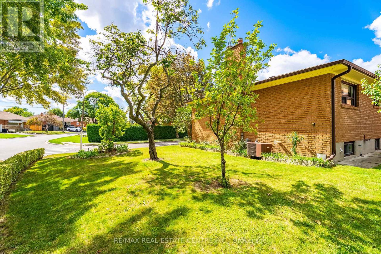 4 Dunreo Drive, Toronto (Downsview-Roding-Cfb), Ontario  M3L 2E9 - Photo 46 - W13790016