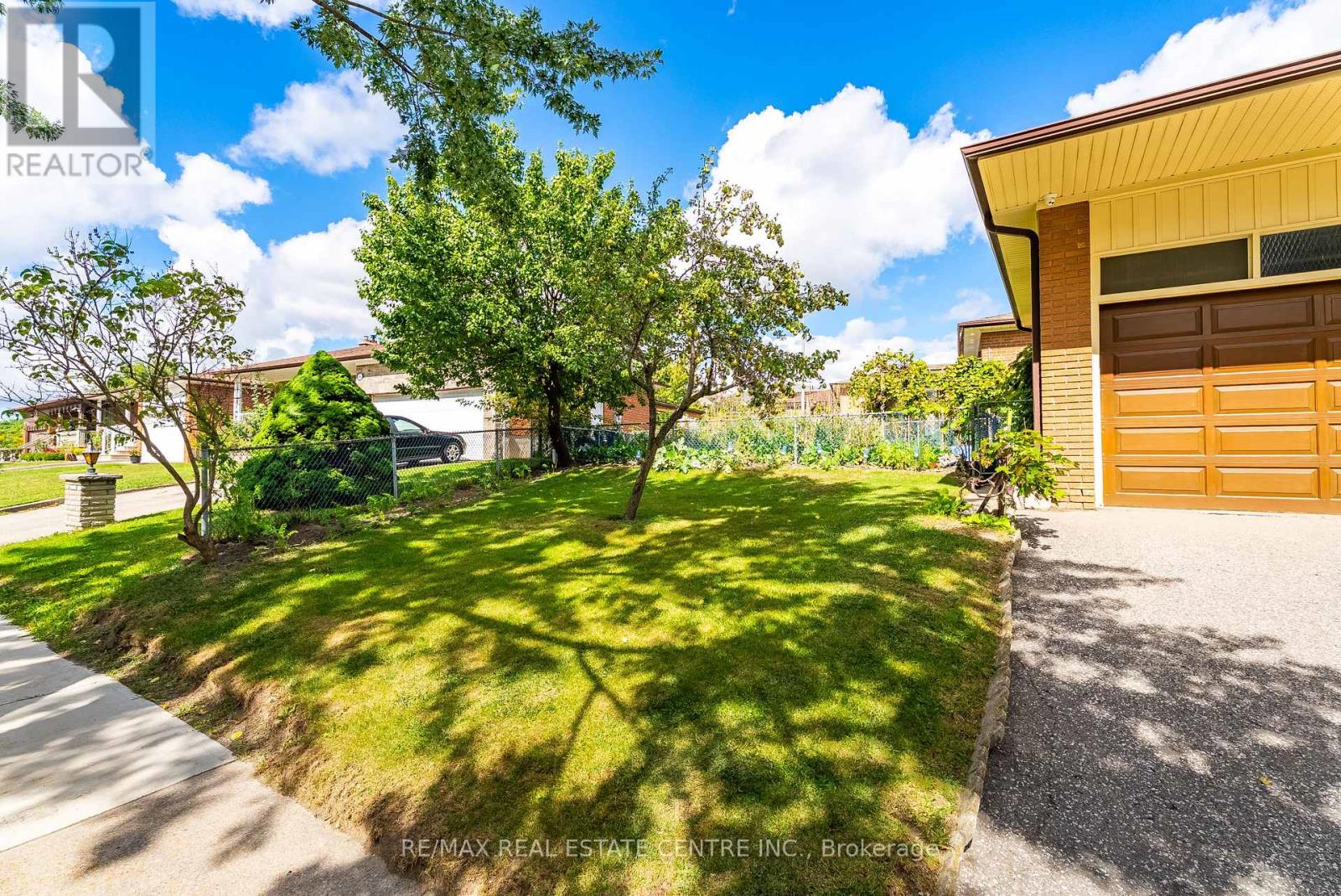 4 Dunreo Drive, Toronto (Downsview-Roding-Cfb), Ontario  M3L 2E9 - Photo 48 - W13790016