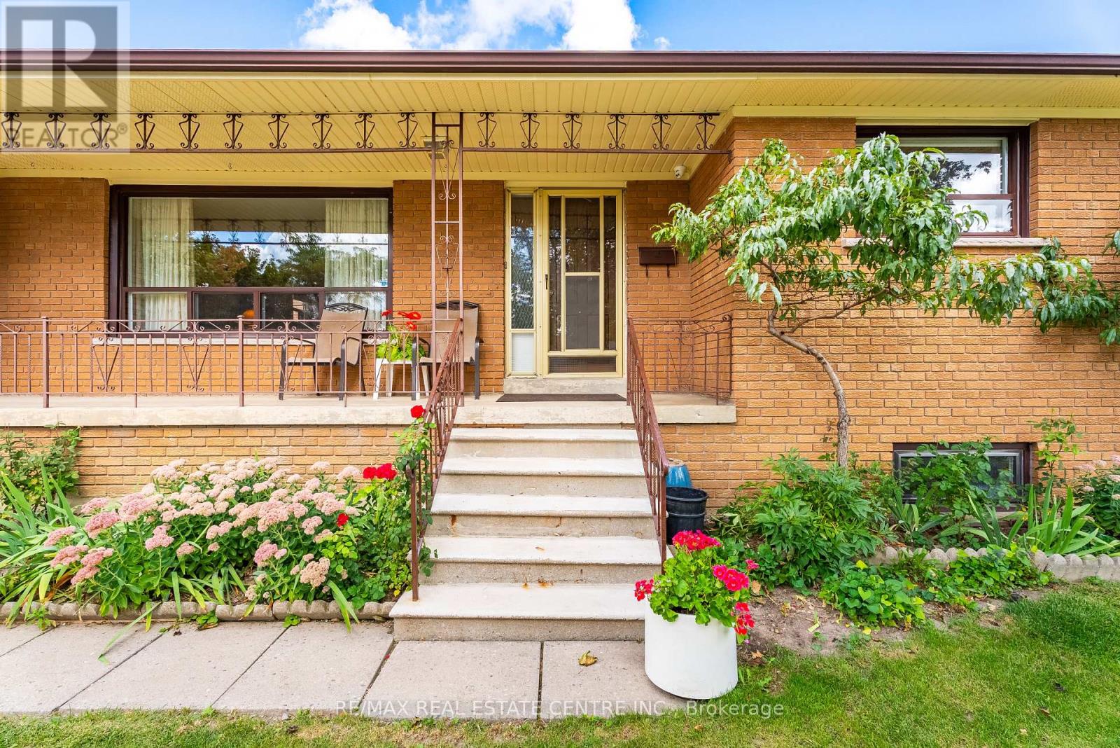 4 Dunreo Drive, Toronto (Downsview-Roding-Cfb), Ontario  M3L 2E9 - Photo 6 - W13790016