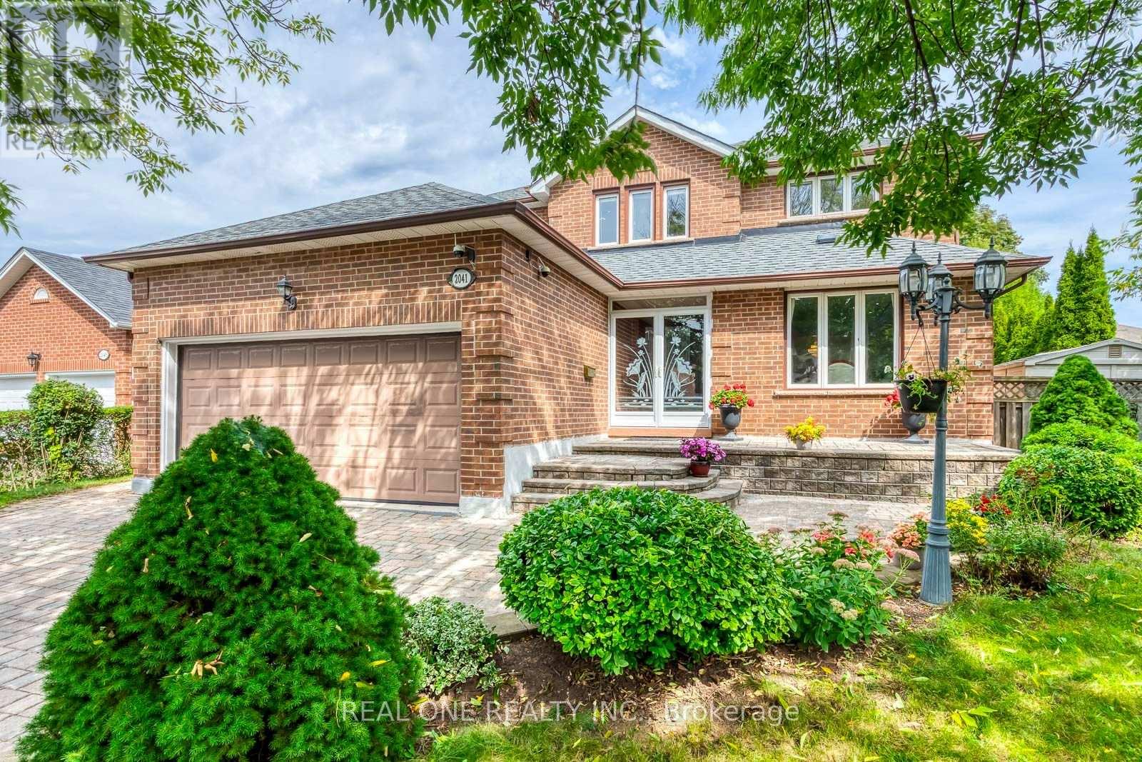 2041 Madden Boulevard, Oakville, Ontario  L6H 3N9 - Photo 2 - W13790192