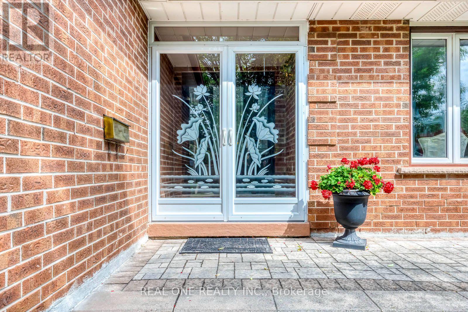 2041 Madden Boulevard, Oakville, Ontario  L6H 3N9 - Photo 3 - W13790192