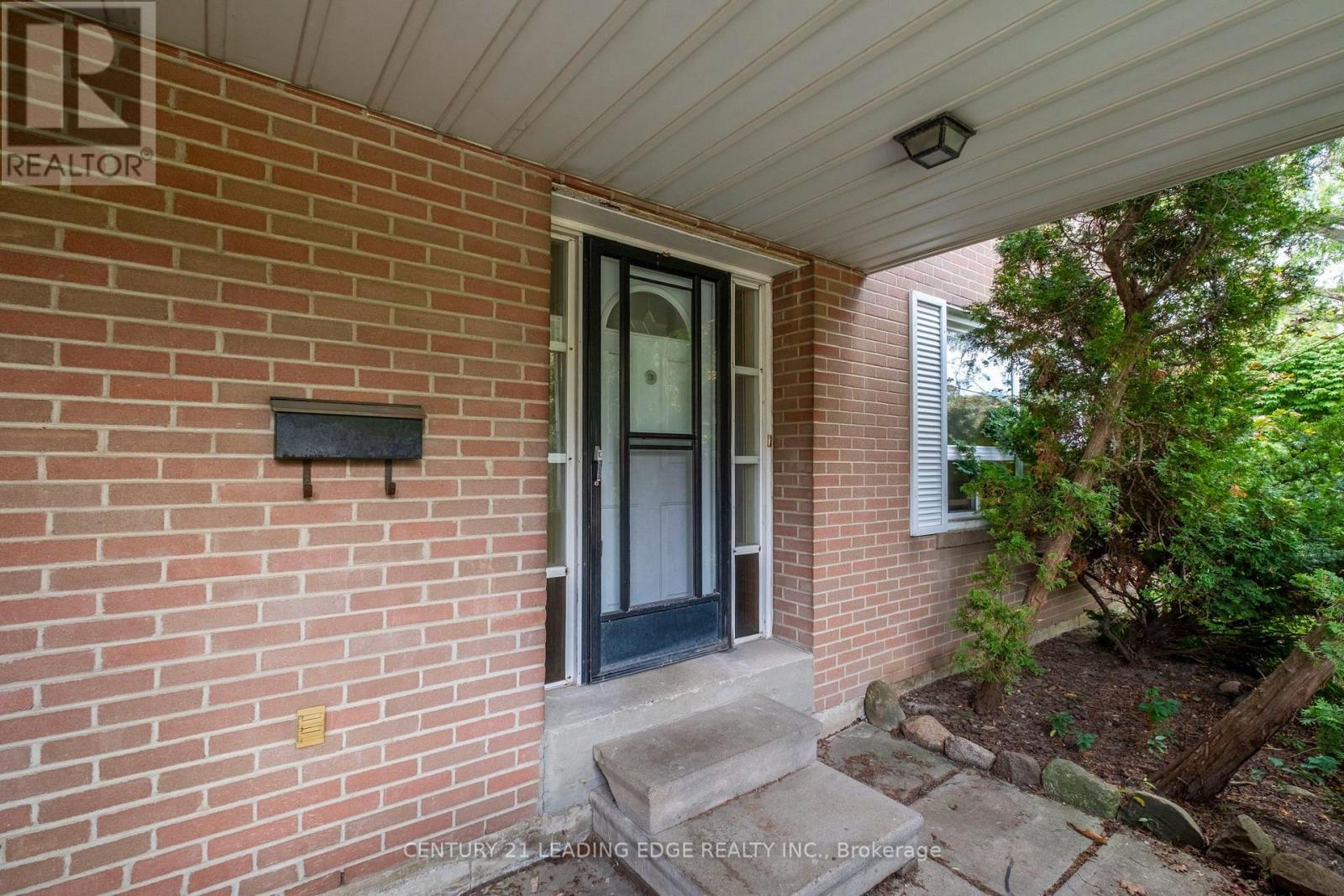 18 Kentish Crescent, Toronto, Ontario  M1S 2Z4 - Photo 2 - E13713448