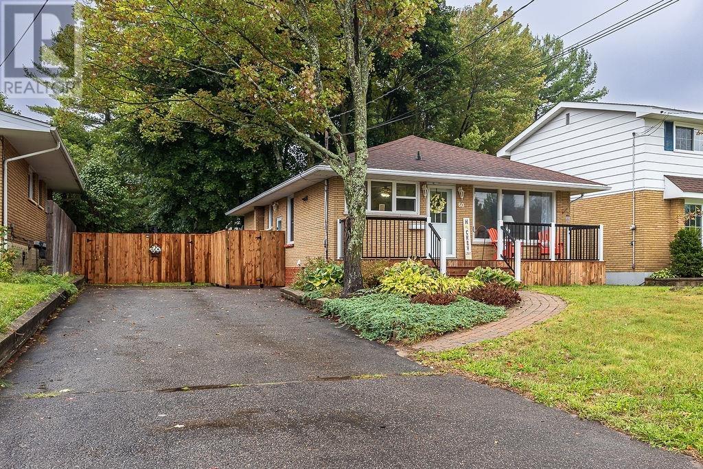 60 Hussey St, Sault Ste. Marie, Ontario  P6A 4N2 - Photo 2 - SM262559