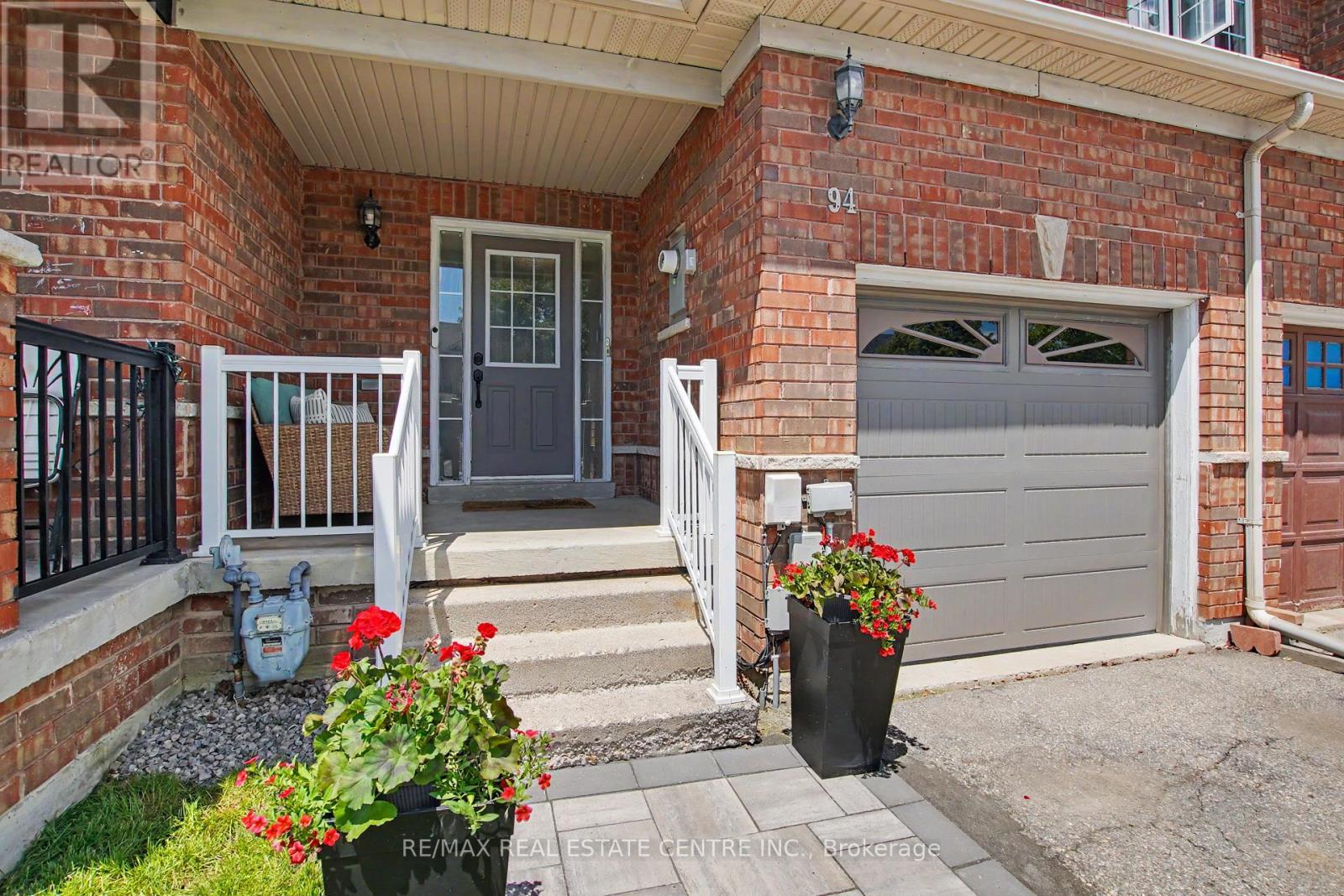 94 Timbertop Crescent, Brampton, Ontario  L6R 3J2 - Photo 4 - W13790466