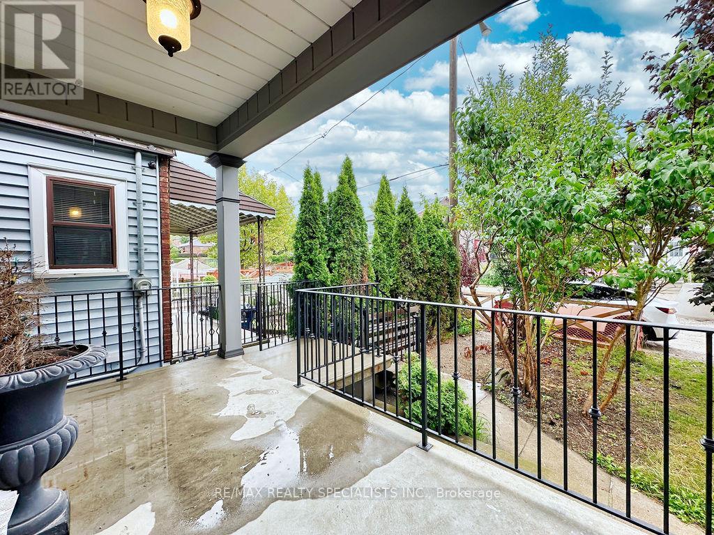 252 Earlscourt Avenue, Toronto (Caledonia-Fairbank), Ontario  M6E 4B6 - Photo 6 - W13790646