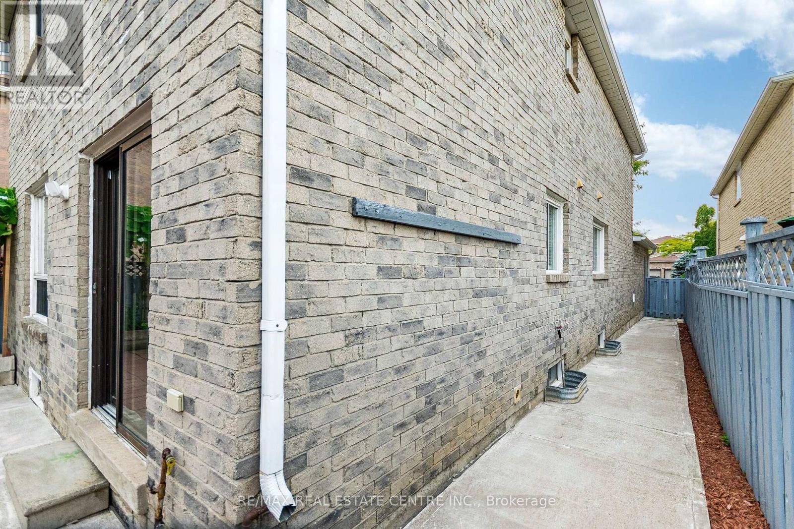20 Dupont Court, Brampton, Ontario  L6Y 3R5 - Photo 48 - W13790652