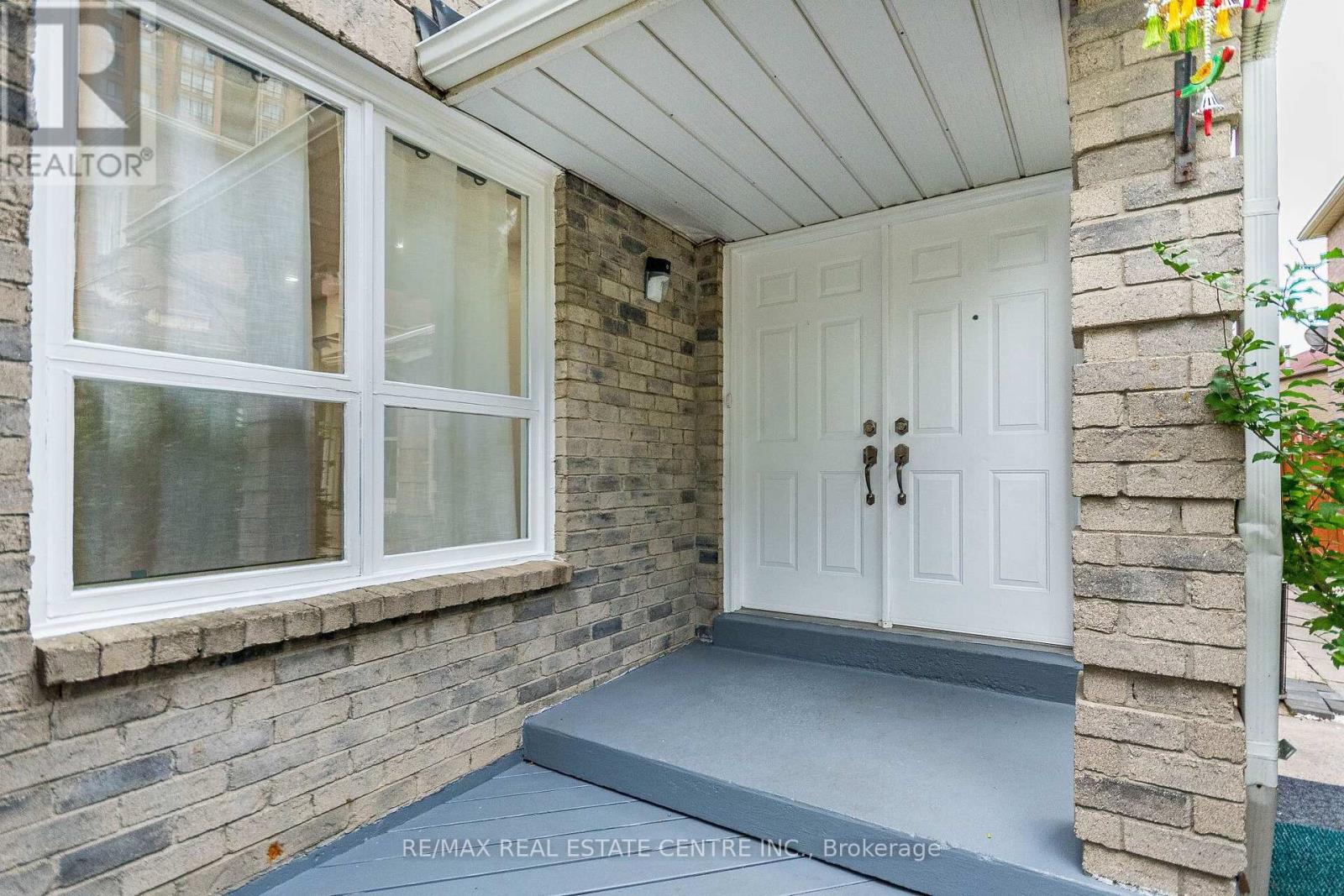 20 Dupont Court, Brampton, Ontario  L6Y 3R5 - Photo 5 - W13790652
