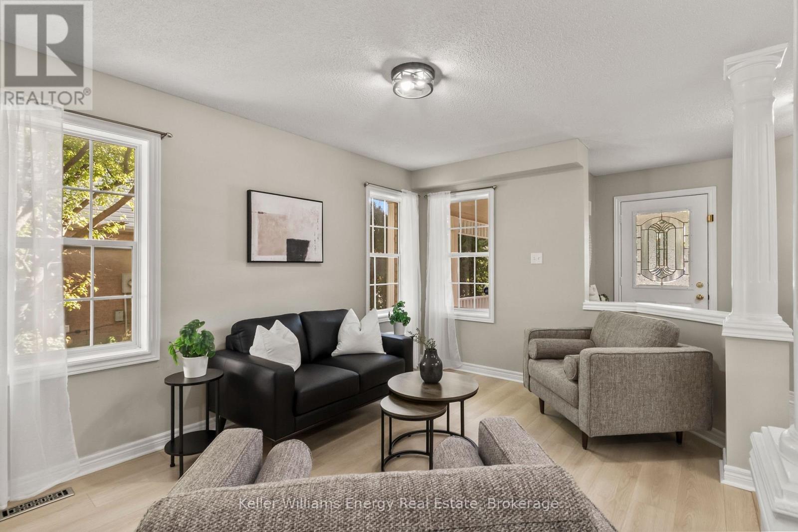 35 Virginia Drive, Whitby, Ontario  L1R 2X9 - Photo 4 - E13781356