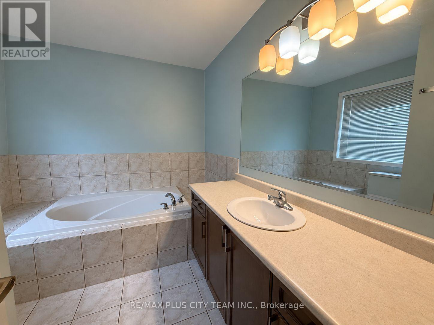 844 Luxton Drive, Milton, Ontario  L9T 6Y5 - Photo 12 - W13659626
