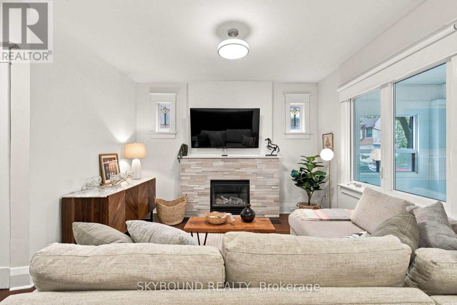 45 Westlake Avenue, Toronto, Ontario  M4C 4P7 - Photo 5 - E13791070