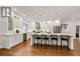8 HACKMORE AVENUE, Toronto, Ontario