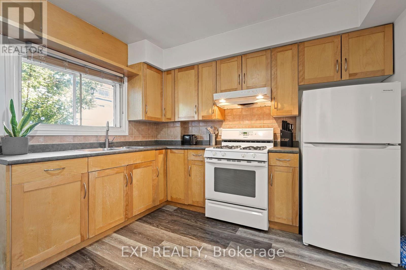 60 Parkdale Road, Toronto, Ontario  M6R 1E2 - Photo 24 - W13783594