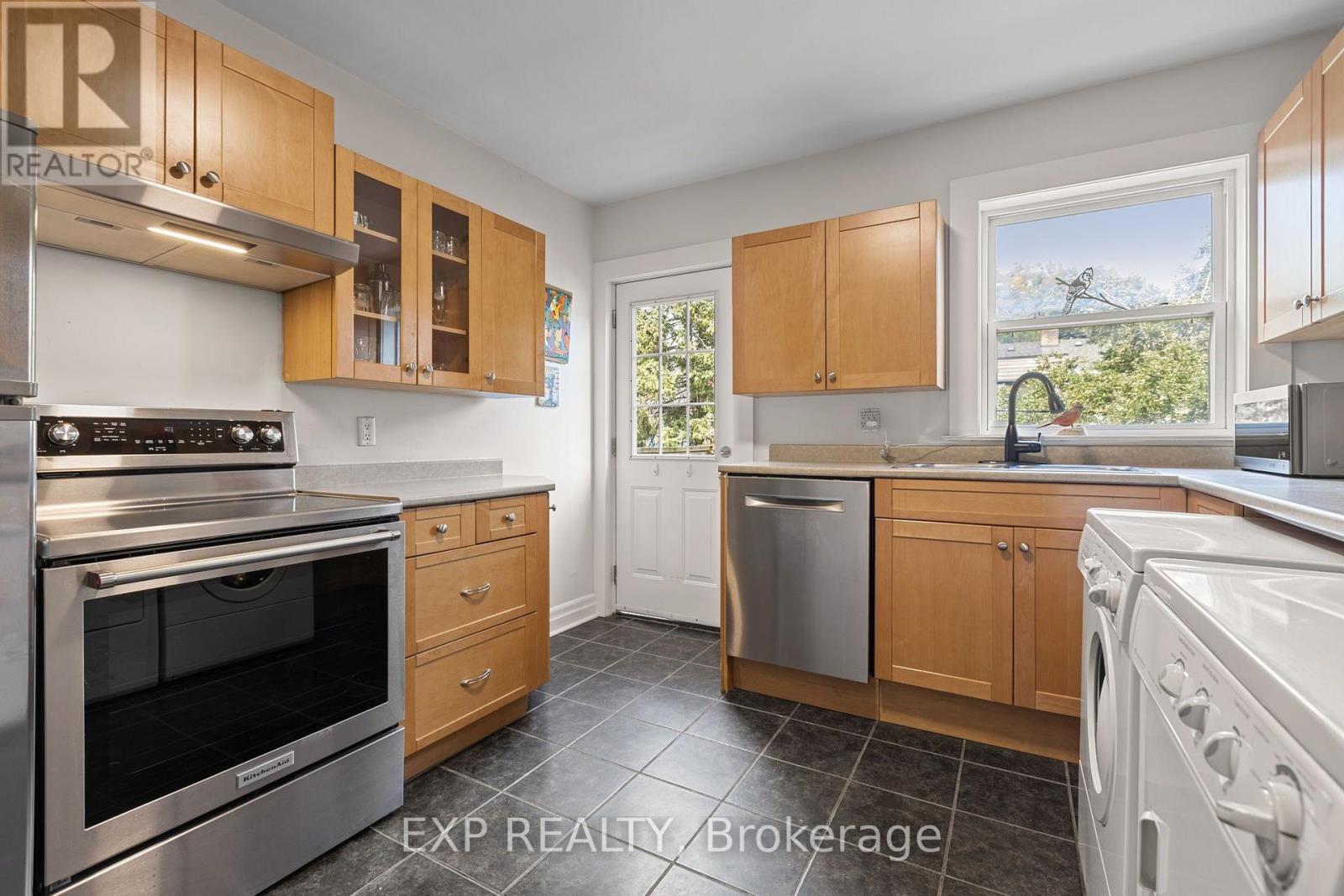 60 Parkdale Road, Toronto, Ontario  M6R 1E2 - Photo 8 - W13783594