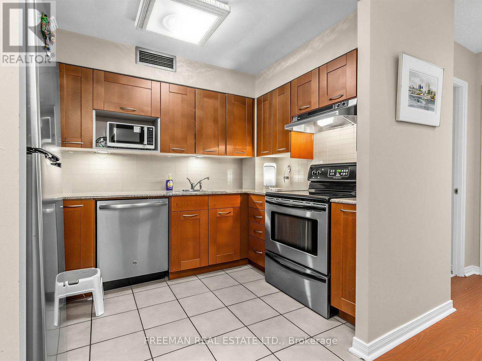 910 - 11 Thorncliffe Park Drive, Toronto, Ontario  M4H 1P3 - Photo 9 - C13679480