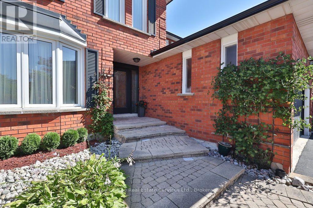 1217 Rosethorne Road, Oakville, Ontario  L6M 1H5 - Photo 4 - W13791200